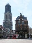 844327 Gezicht over de Stadhuisbrug te Utrecht, met het opengewerkte rood-metalen hart, symbool van het 175-jarig ...
